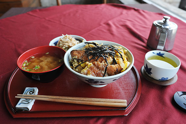 エベレストビューホテルのカツ丼