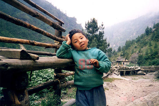 エベレスト街道　チベタンの子供