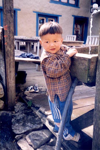 エベレスト街道　チベタンの子供