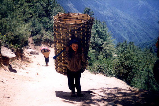 エベレスト街道　チベタン少年
