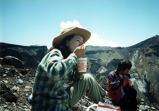 富士山の山頂でカップラーメン