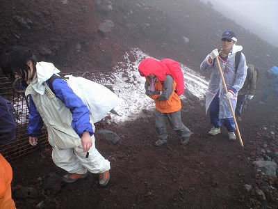 雨の中の登山者