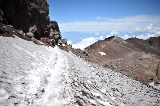 雪が残る、富士山お鉢巡りの斜面