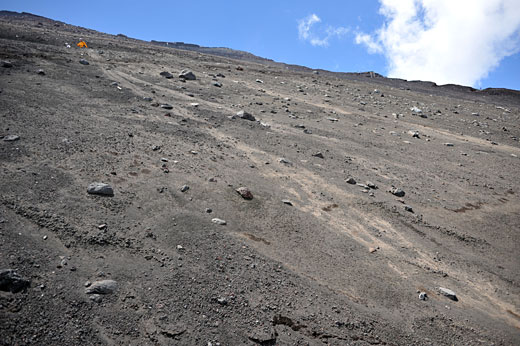 富士山 吉田ルート下山道の急な斜面