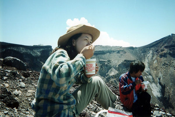 富士山の山頂でカップラーメンを食べる