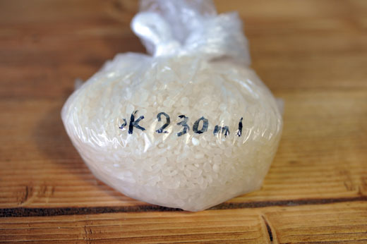 お米を入れた袋に水の量を書いておく。