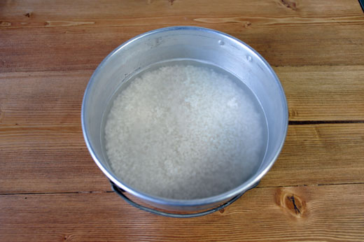 お米をしばらく水に浸す