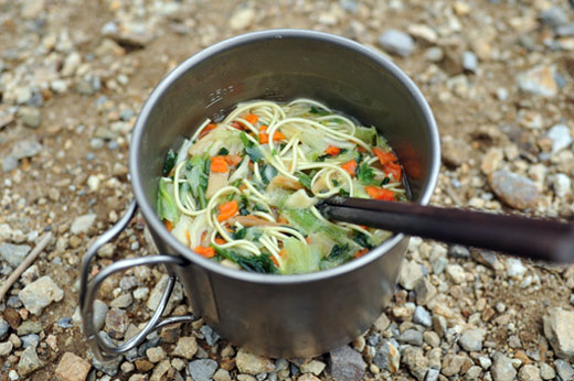 山のご飯 乾燥野菜を入れたインスタントラーメン