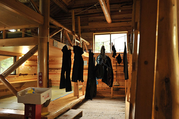 山小屋で濡れた衣服を乾かす