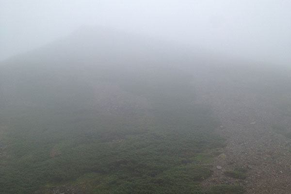 雨で視界が悪い山