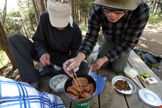 登山で料理を作る