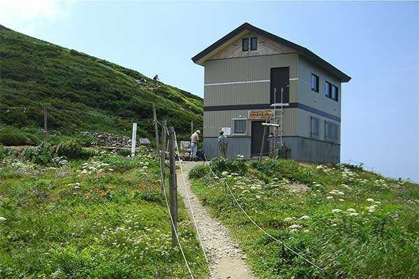 朝日連峰の有人避難小屋