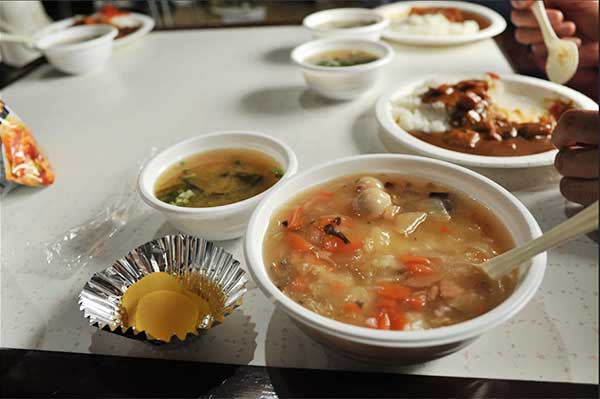 山小屋の食事の例 紙の食器