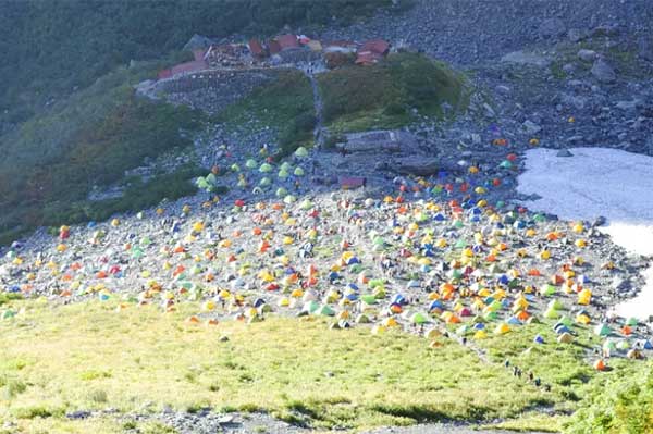 混雑する涸沢のテント場