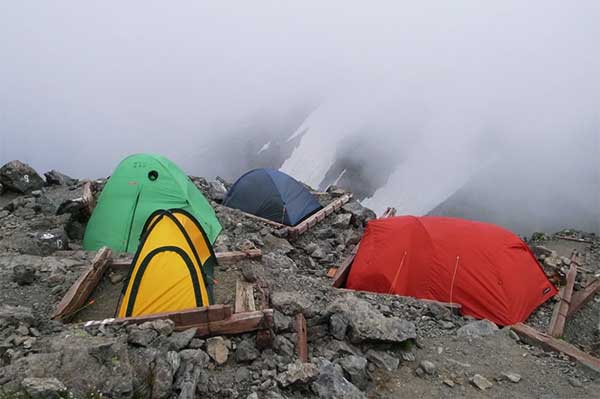 テントを張るスペースが少ないテント場