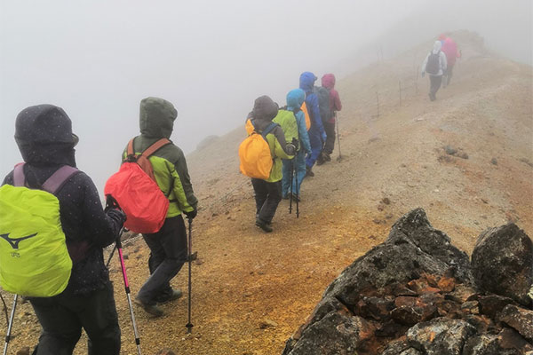 雨の登山 稜線歩き