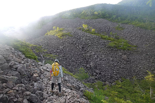 登山道の様子　河原