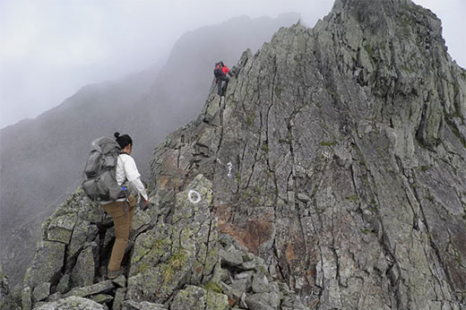 登山道の様子　アルプスの岩場