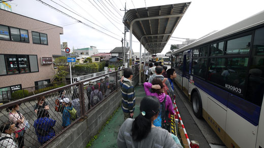 高尾駅北口のバス停 登山客でいっぱい
